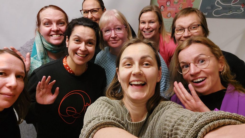 A group of people from MIELI Finland and NGO Peaasjad (Estonia) takes a selfie together. 